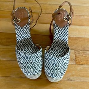 *brand new* Closed toed, wedge, espadrilles 7.5